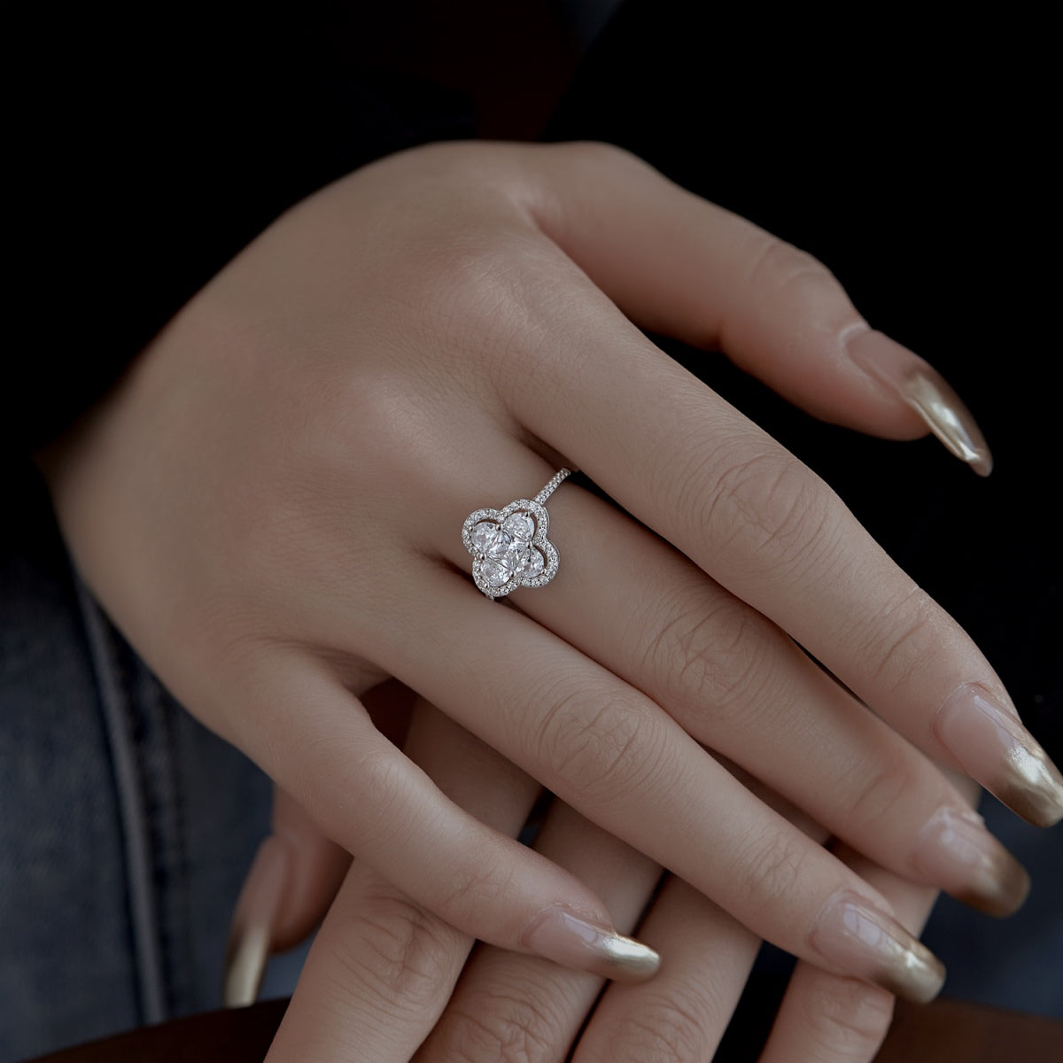 [Love More]Luxurious Eternity Flower Shape Banquet Ring