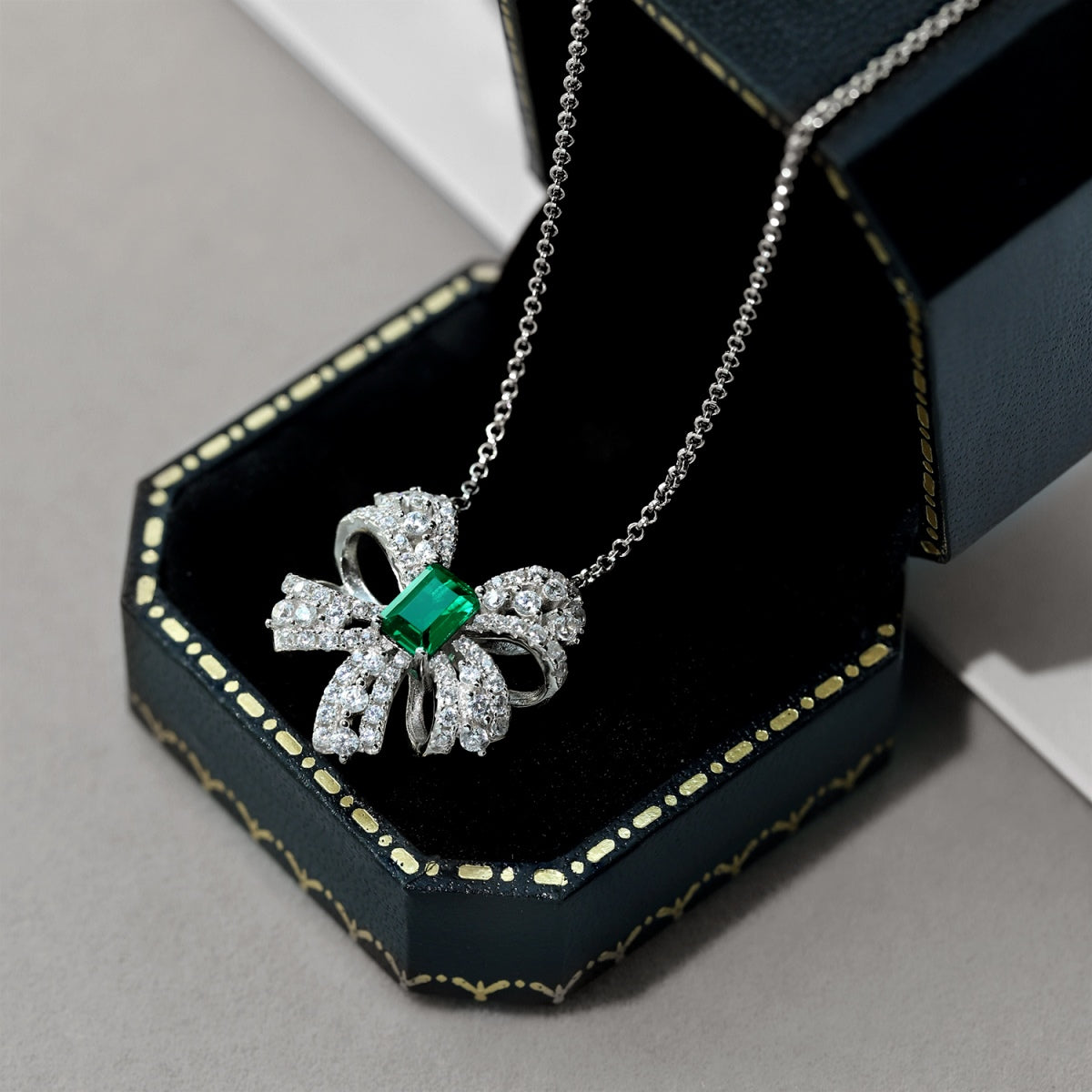 [Love More]Luxurious Flower Shape Emerald Cut Necklace