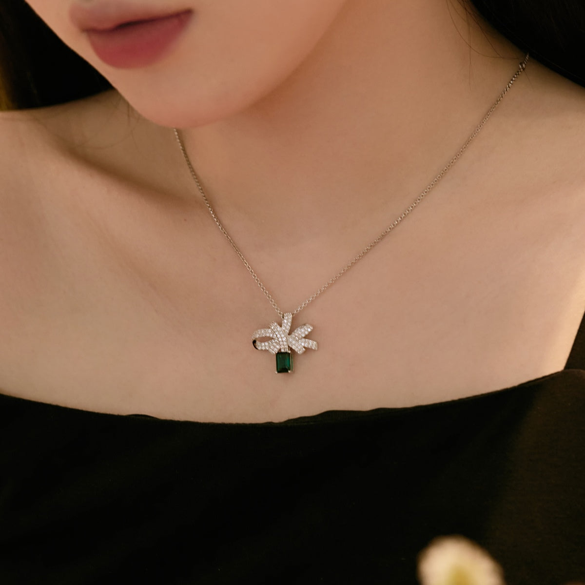 [Love More]Luxurious Flower Shape Emerald Cut Necklace