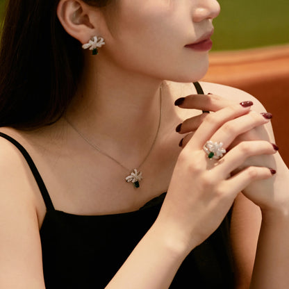 [Love More]Luxurious Flower Shape Emerald Cut Necklace