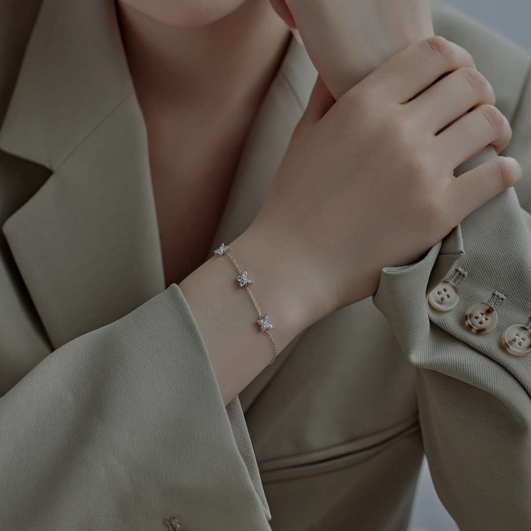 [Love More]Radiant Butterfly Shape Necklace