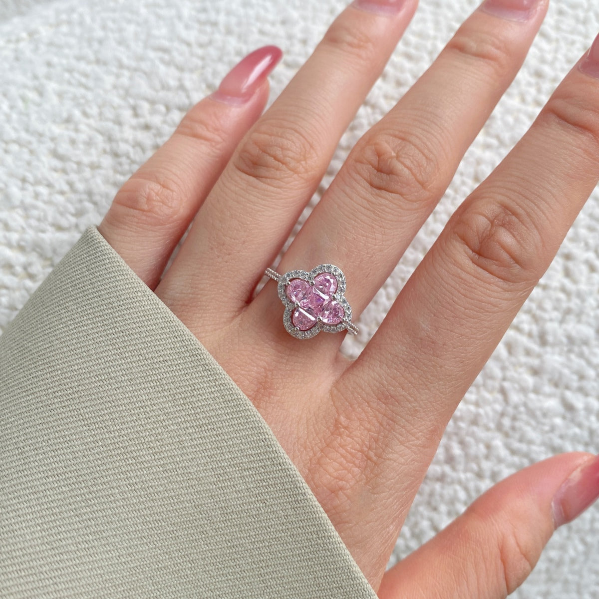 [Love More]Luxurious Eternity Flower Shape Banquet Ring