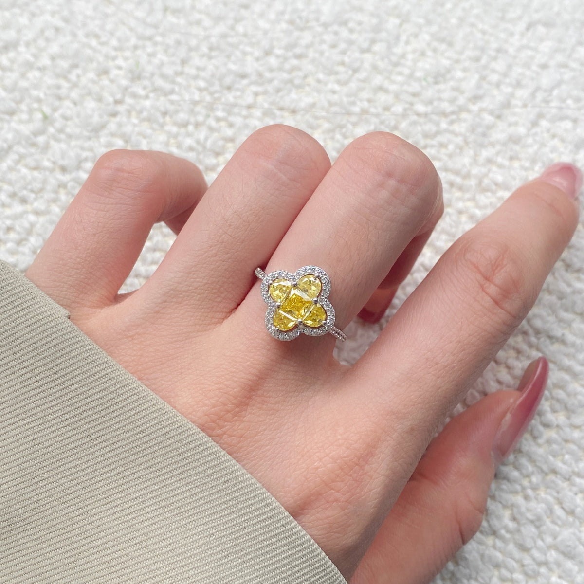 [Love More]Luxurious Eternity Flower Shape Banquet Ring