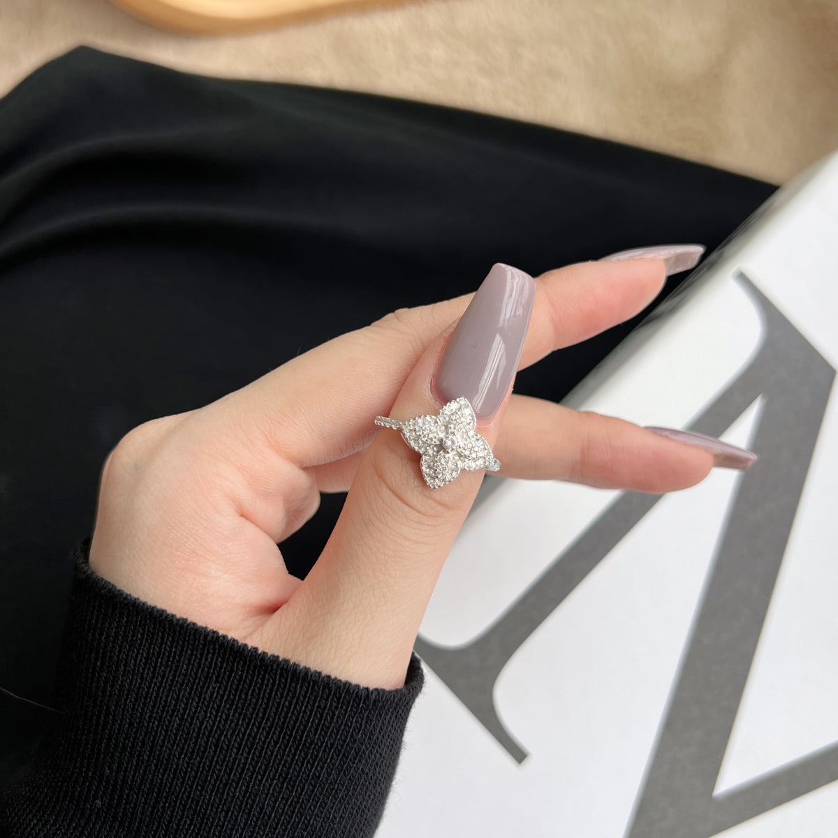 [Love More]Luxurious Colorful Flower Shape Banquet Ring