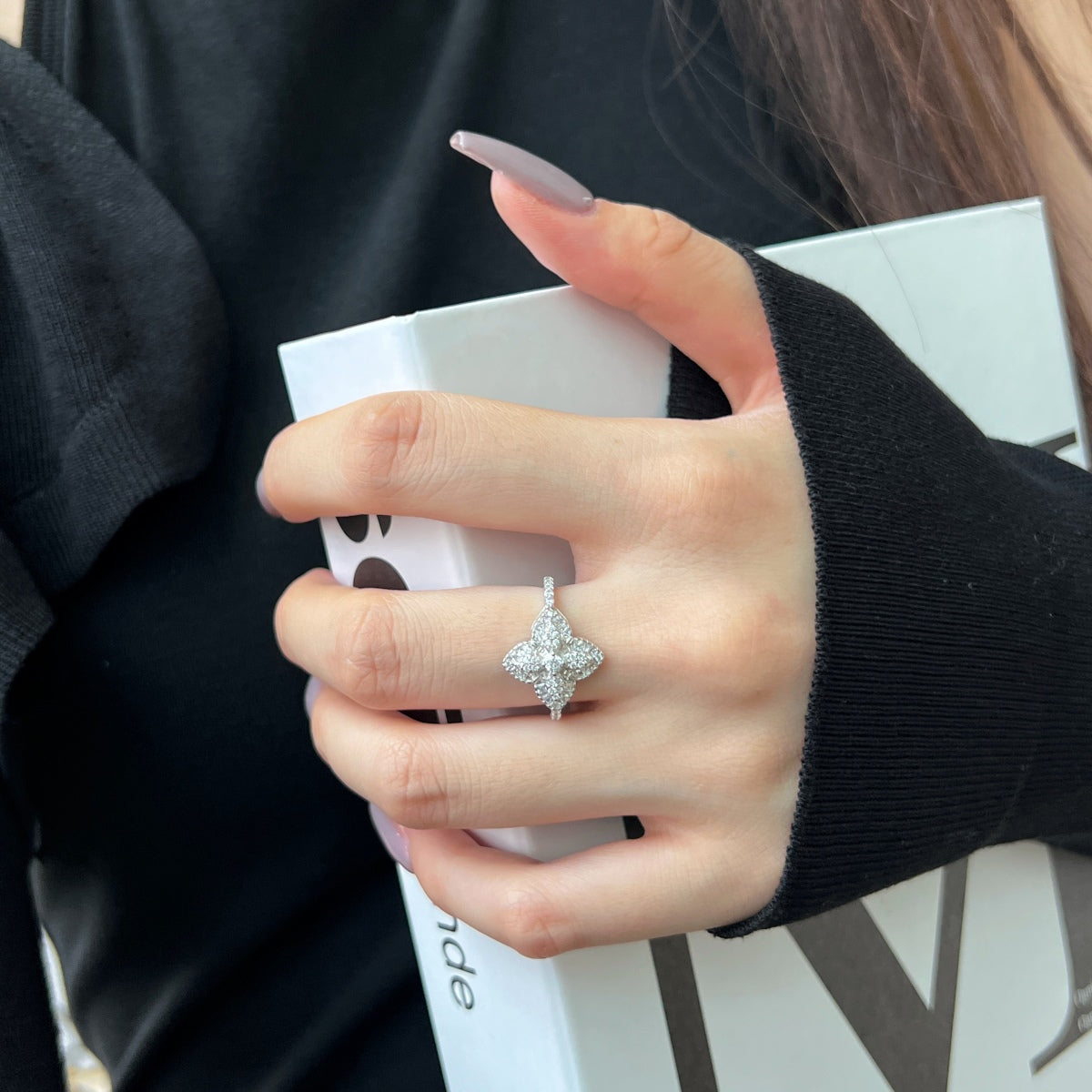 [Love More]Luxurious Colorful Flower Shape Banquet Ring