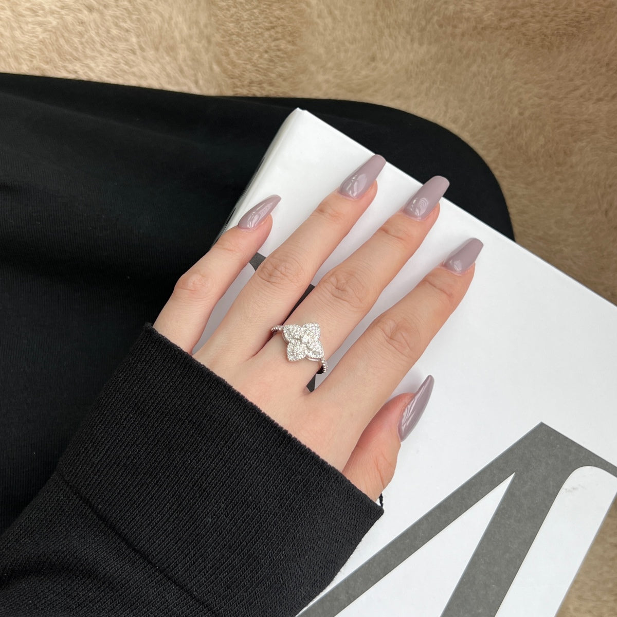 [Love More]Luxurious Colorful Flower Shape Banquet Ring