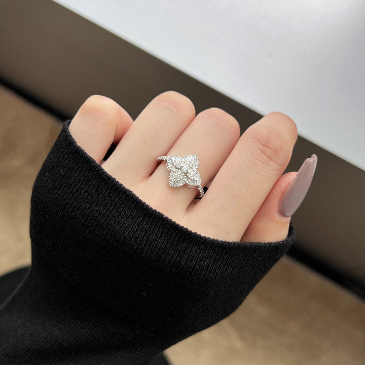 [Love More]Luxurious Colorful Flower Shape Banquet Ring