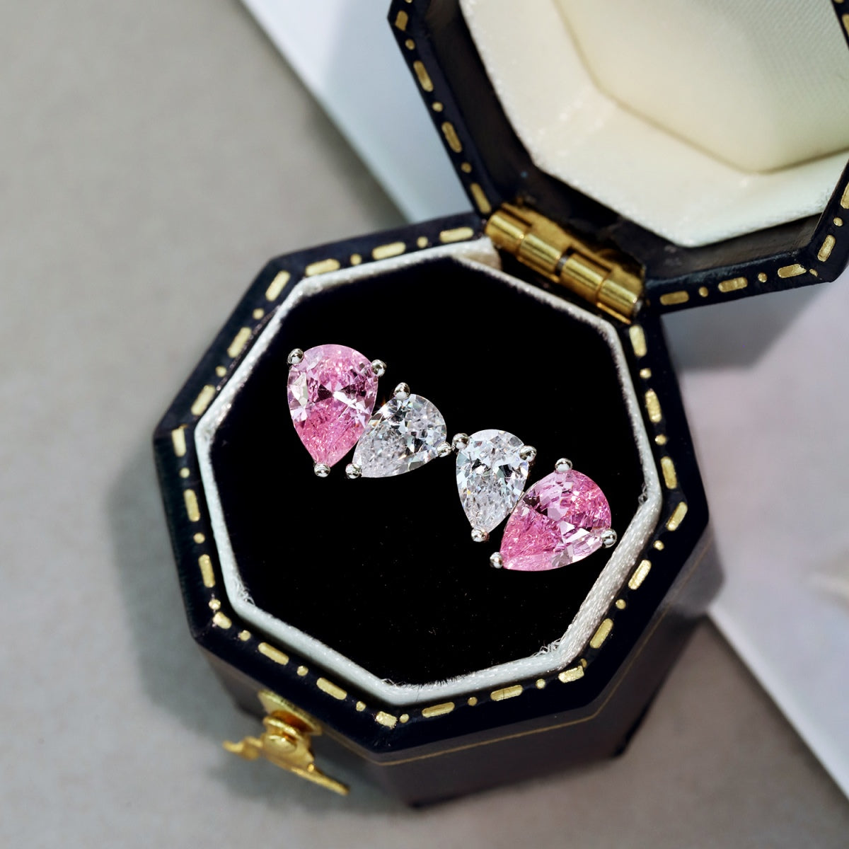 [Love More]Dazzling Elegant Heart Cut Lover Earrings