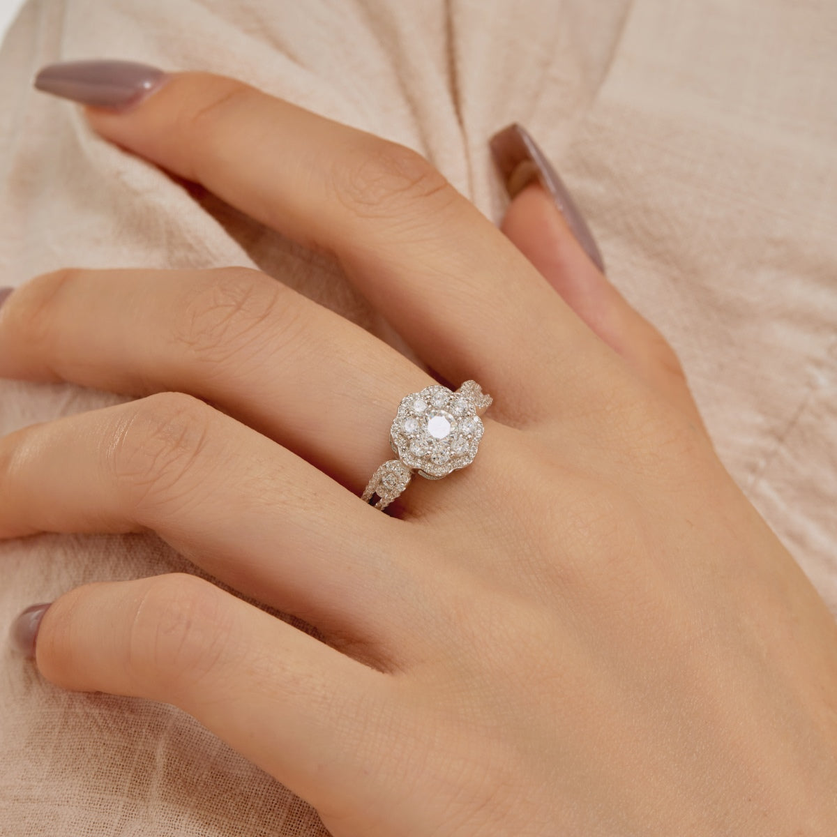 [Love More]Delicate Colorful Round Cut Flower Shape Wedding Ring