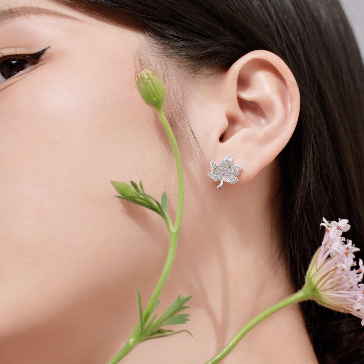 [Love More]Exquisite Maple Leaf Design Earrings