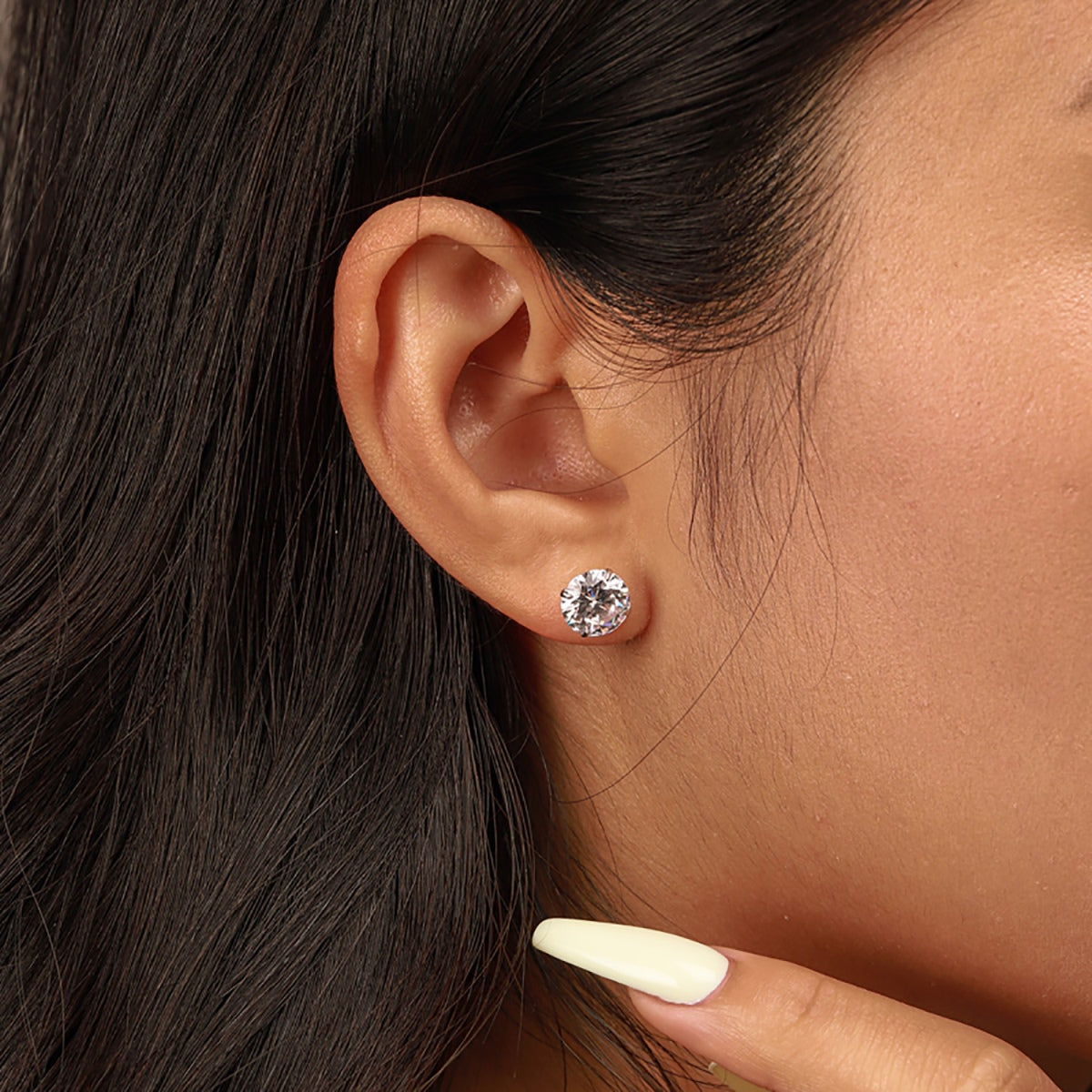 [Love More]Stylish Shiny Round Center Stone Stud Earrings