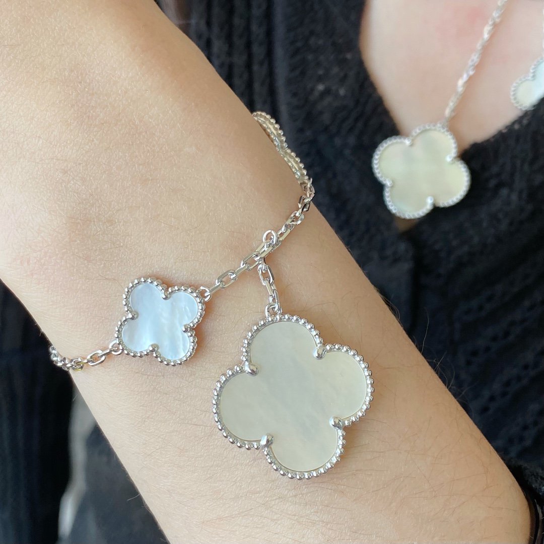 [Love More]CLOVER 5 MOTIF WHITE MOP SILVER BRACELET