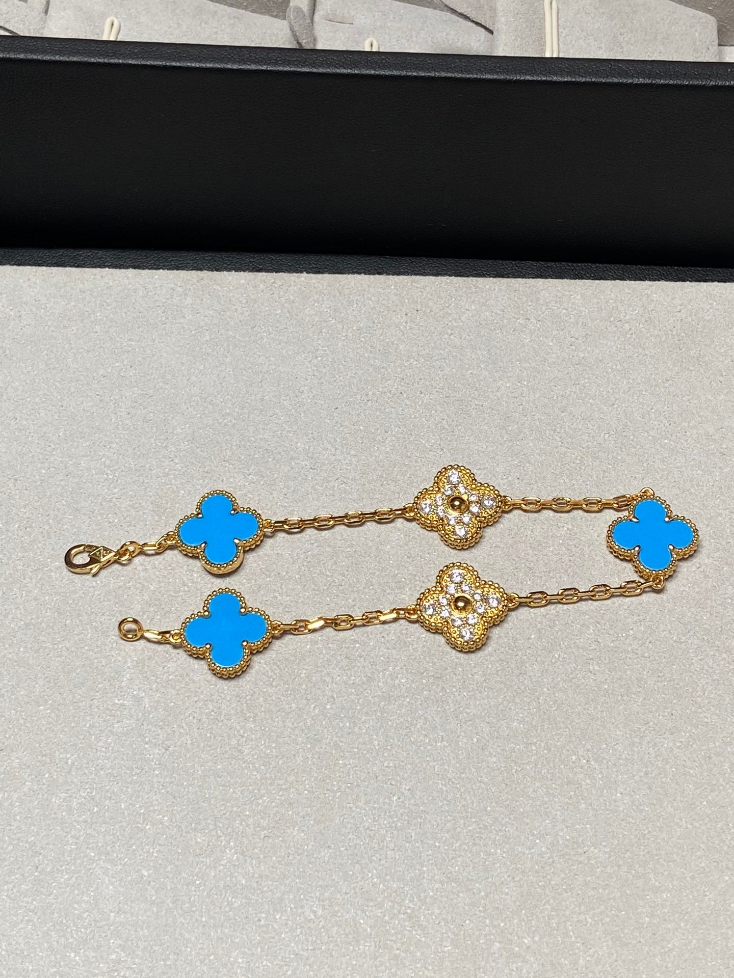 [Love More]CLOVER 5 MOTIF BLUE CHALCEDONY DIAMOND GOLD BRACELET