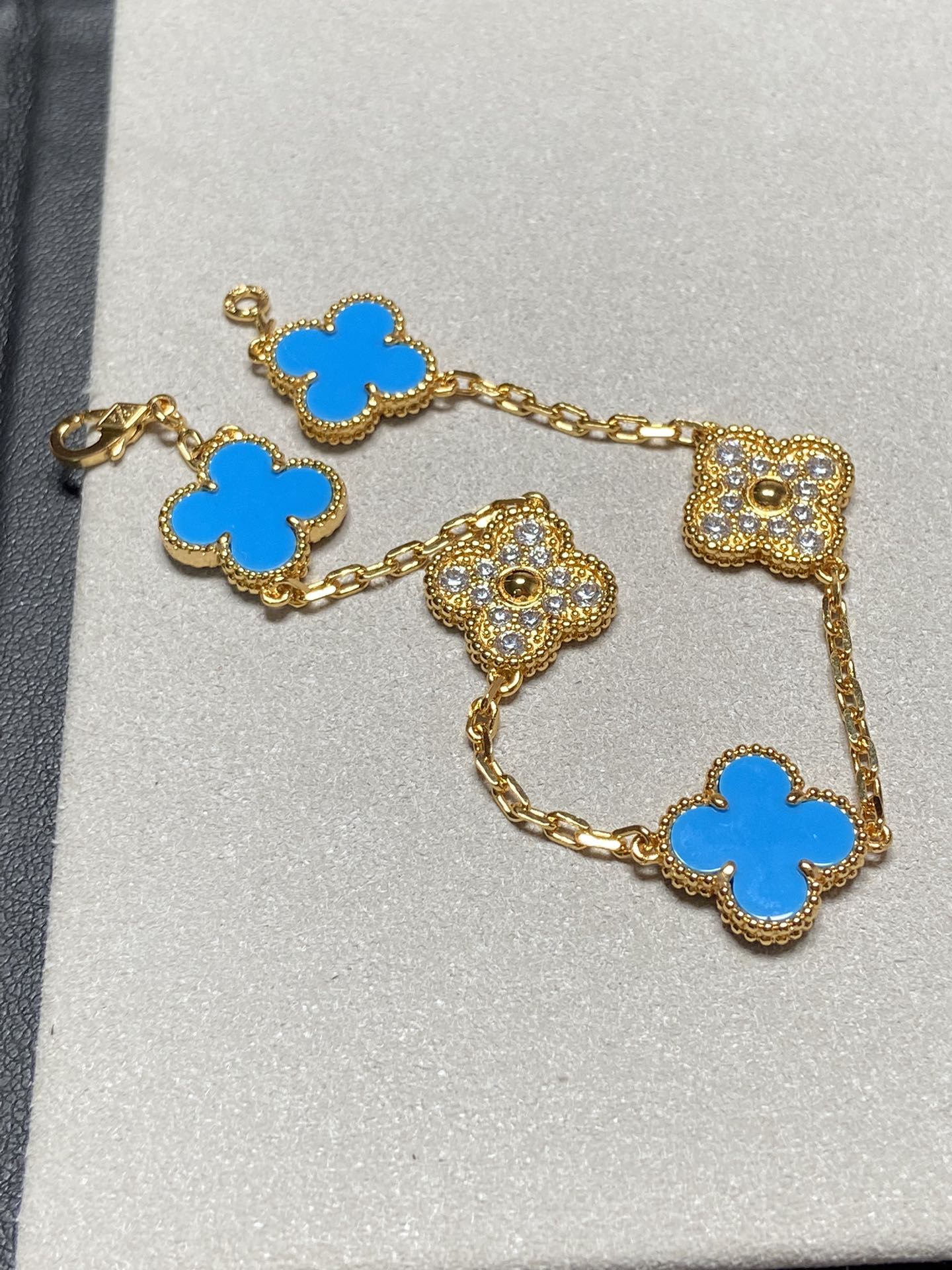 [Love More]CLOVER 5 MOTIF BLUE CHALCEDONY DIAMOND GOLD BRACELET