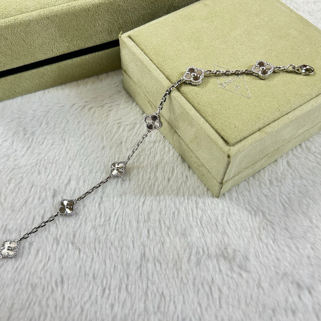 [Love More]CLOVER 6 MOTIF DIAMOND BRACELET
