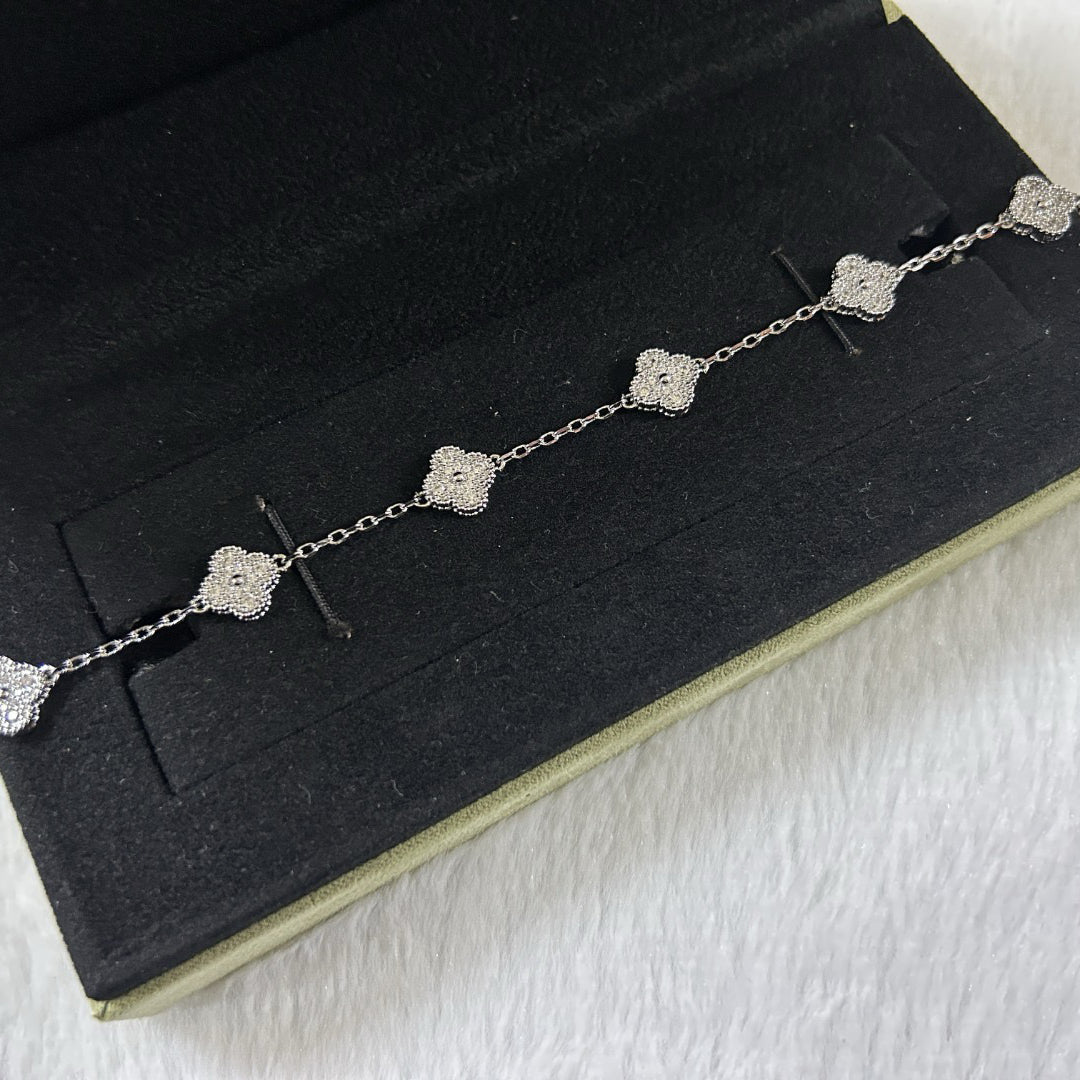 [Love More]CLOVER 6 MOTIF DIAMOND BRACELET
