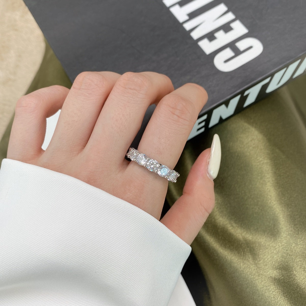 [Love More]Gorgeous Round Cut Tennis Ring