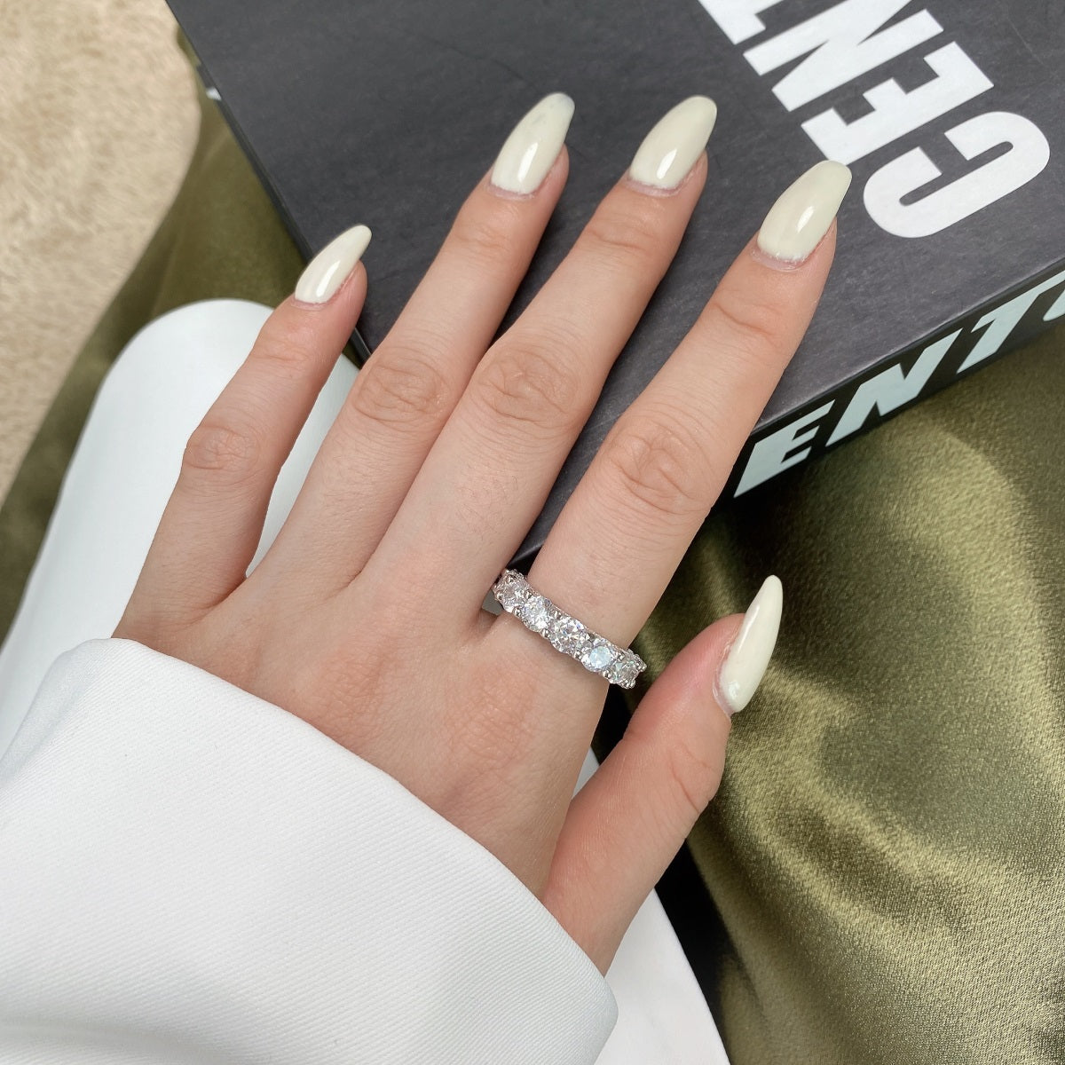 [Love More]Gorgeous Round Cut Tennis Ring
