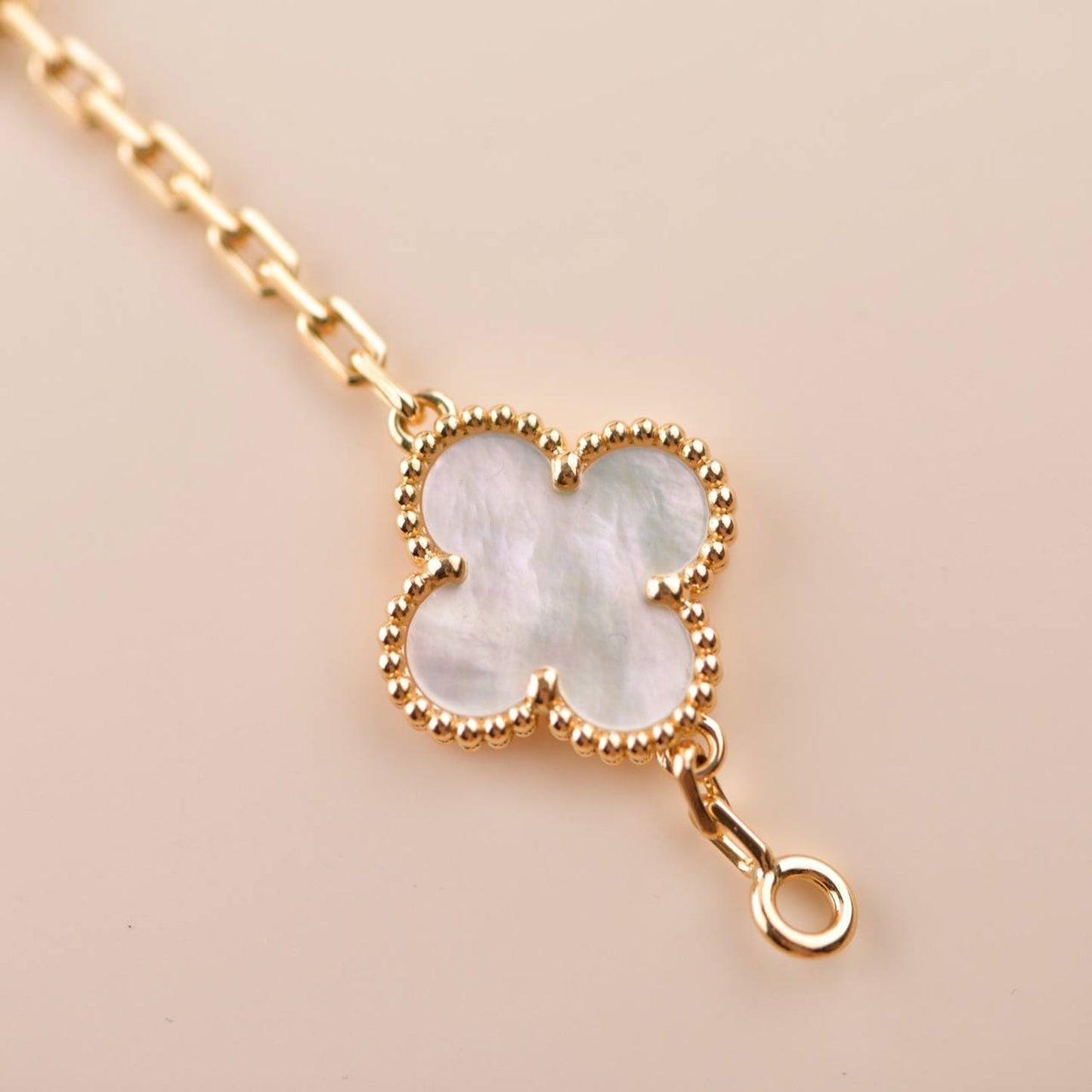 [Love More]CLOVER  5 MOTIF WHITE MOP BRACELET
